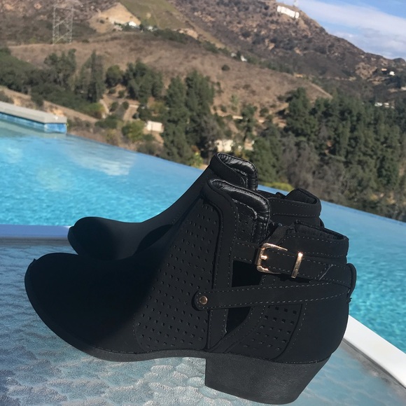 New Buckle Black Boots 1 left!! - Picture 4 of 8